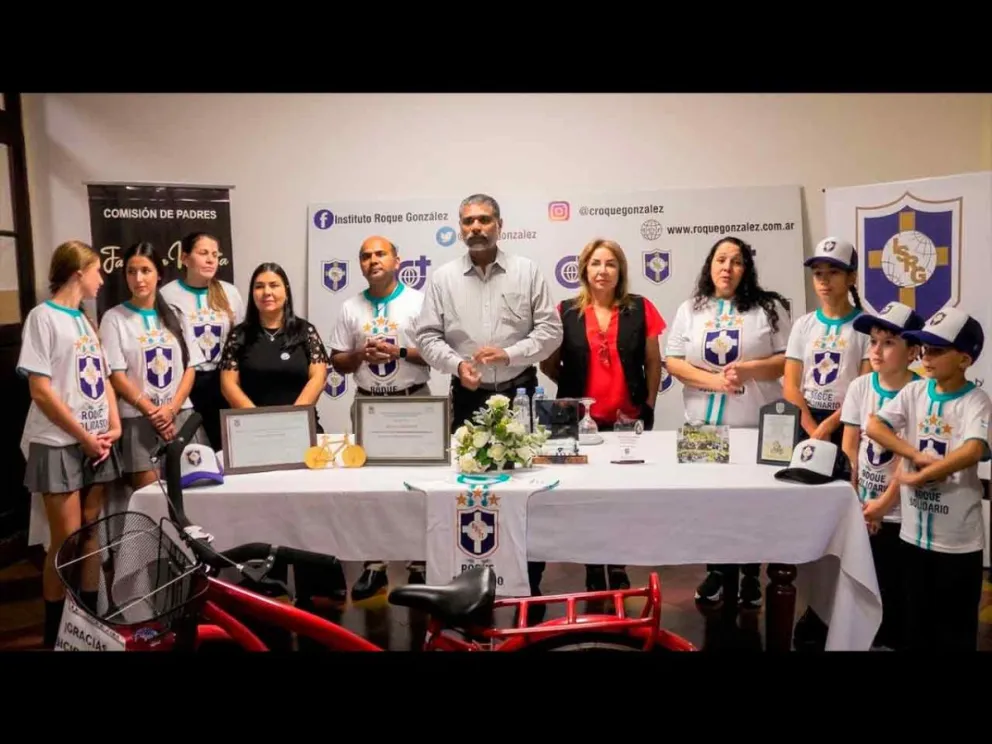 El Padre Rajimón, docentes y alumnos en la presentación