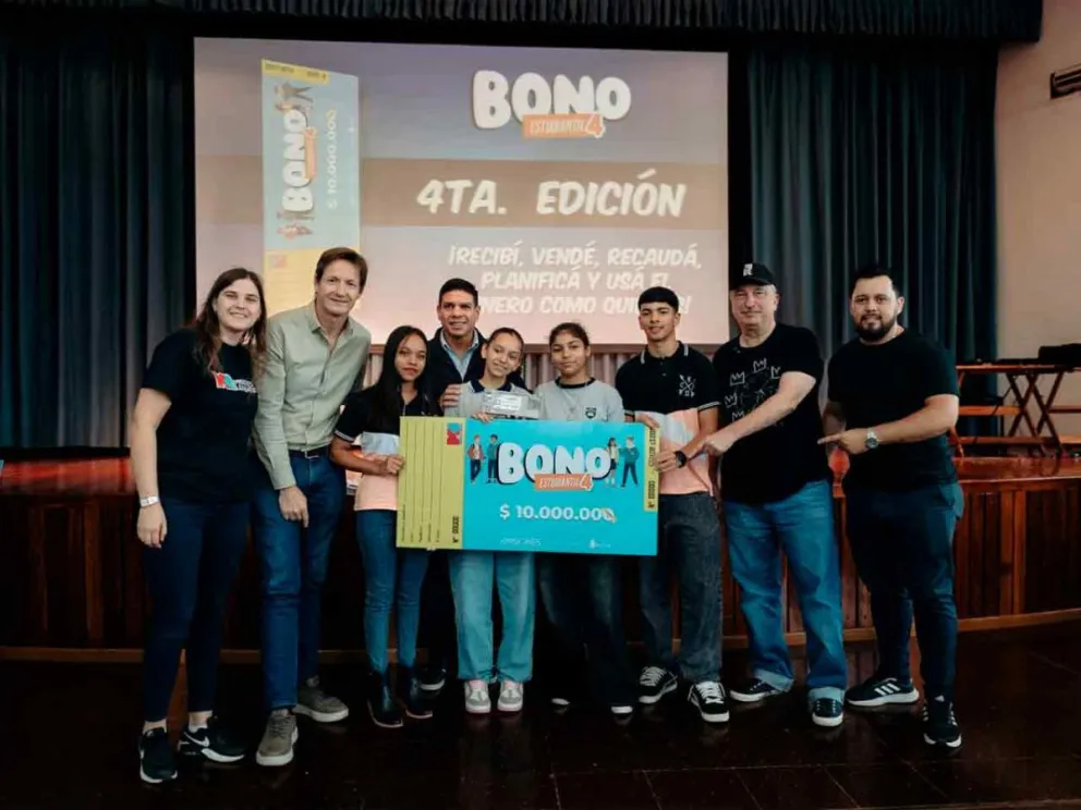 El Gobernador entró el bono a  los alumnos beneficiados junto a funcionarios 