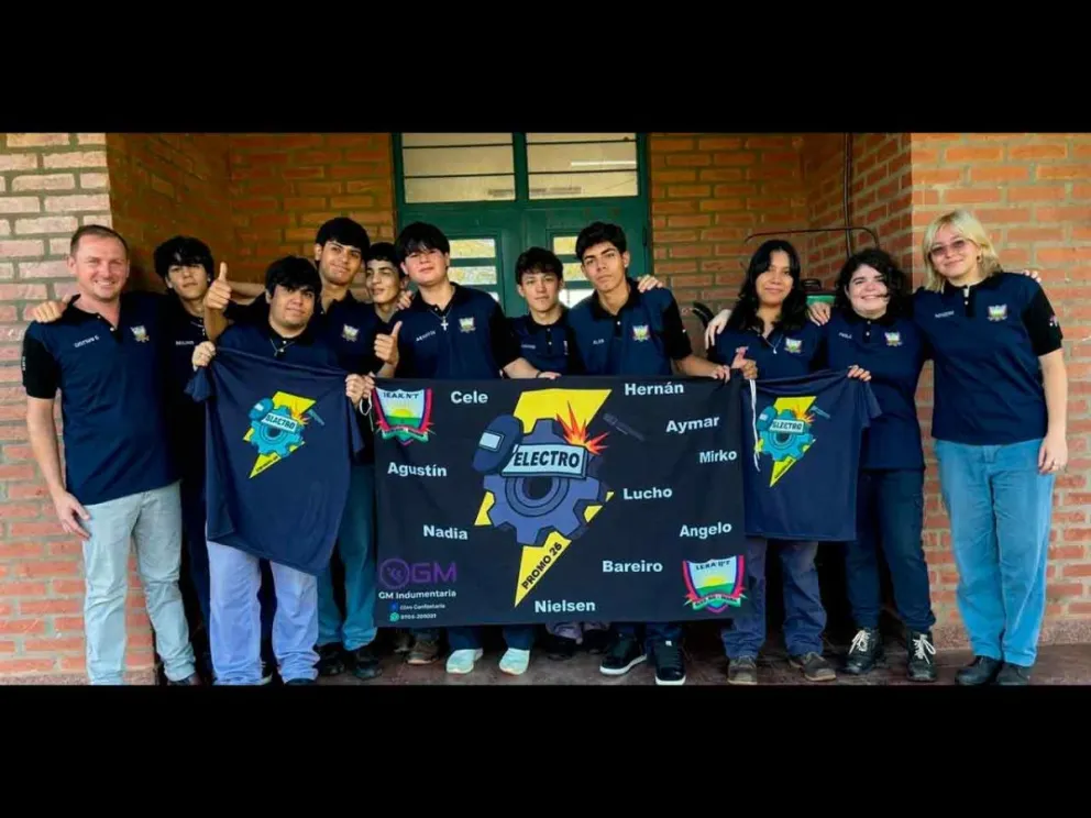 Los alumnos creadores de “Revirator” junto a sus profesores asesores