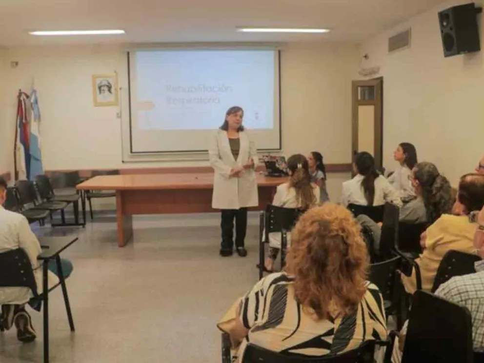 La Dra. Julieta Franzoy durante la charla educativa