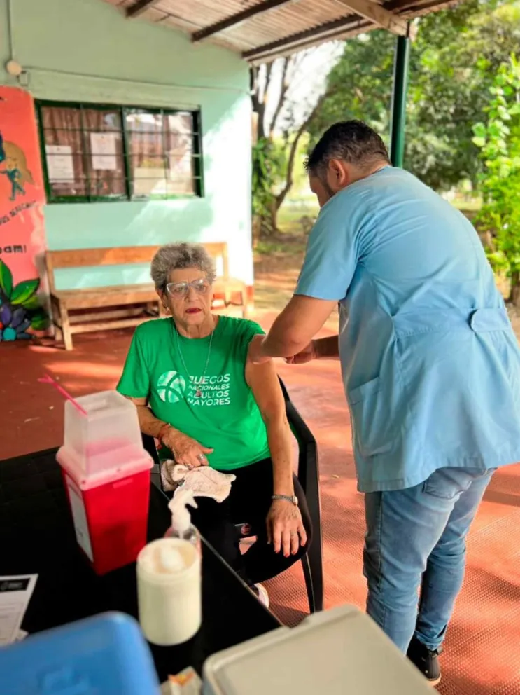 Aplicaron vacuna antigripal y neumocócica