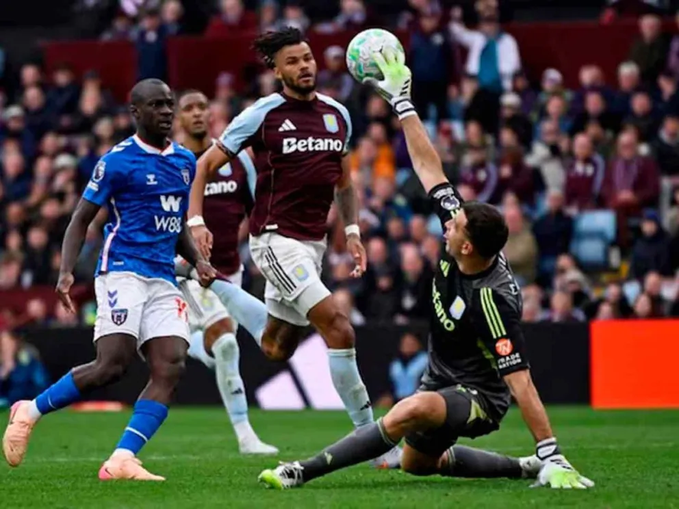 El Dibu protagonizó una increíble salvada