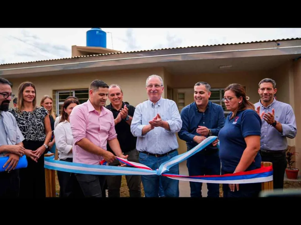 El Gobernador junto a funcionarios en el corte de cintas