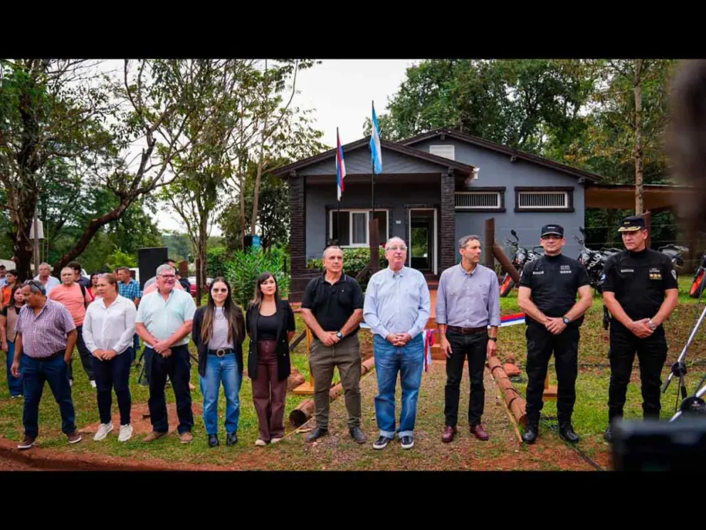 El Gobernador  y autoridades durante la inauguración