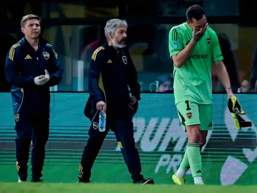 El arquero Agustín Marchesín se retira adolorido