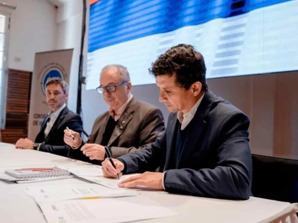 Hugo Passalacqua y representante del FOGAMI