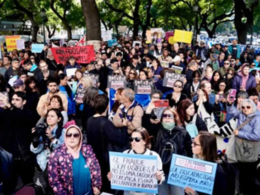 Cientos de manifestantes contra el ajuste, recortes y reforma