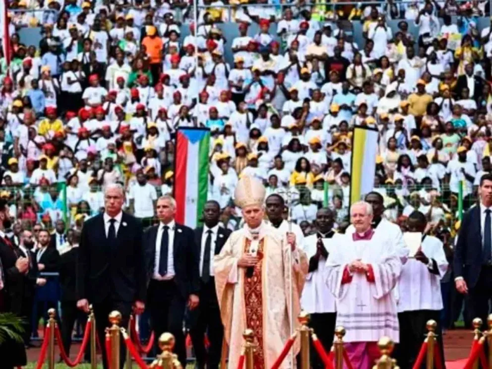 Leon XIV  junto a 30 mil fieles en la misa final