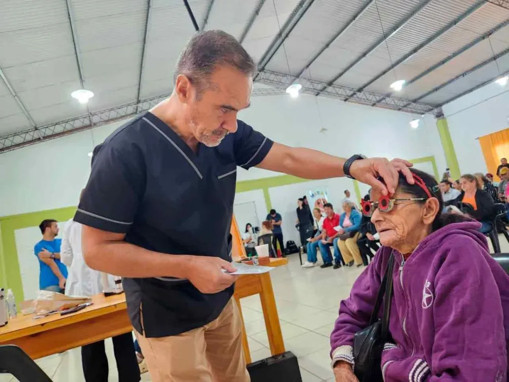 Revisión ocular y entrega de anteojos gratuitos