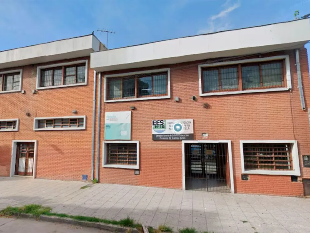 El frente de la Escuela EES N° 18 en Mar del Plata, evacuada por una amenaza de bomba. (Captura Google Maps)