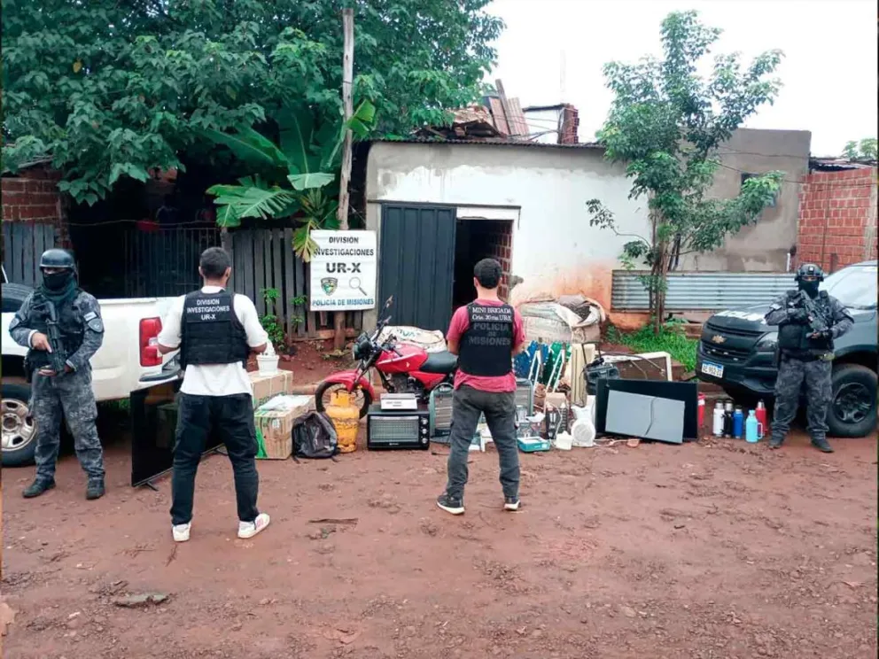 Irrupción, requisa, decomiso de objetos y droga