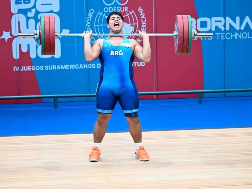 Levantó 113 kilos en la modalidad de arranque y 150 kilos en envión