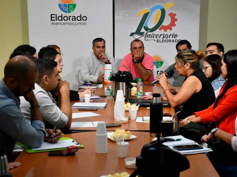 Reunión de trabajo en el SUM municipal