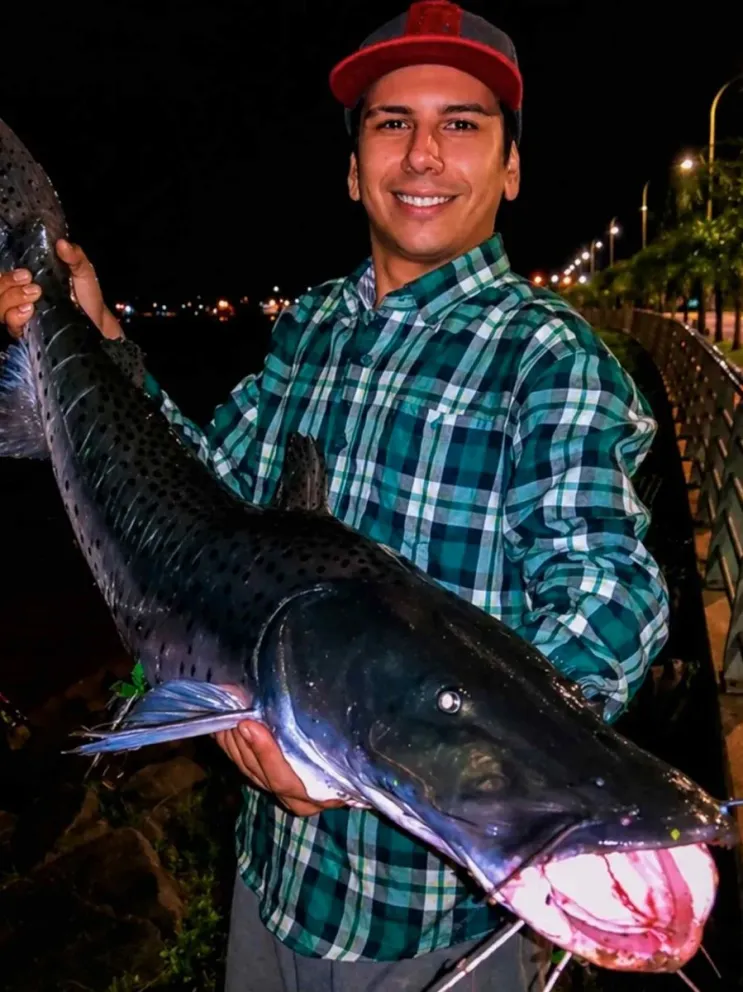 El pescador exhibió el ejemplar