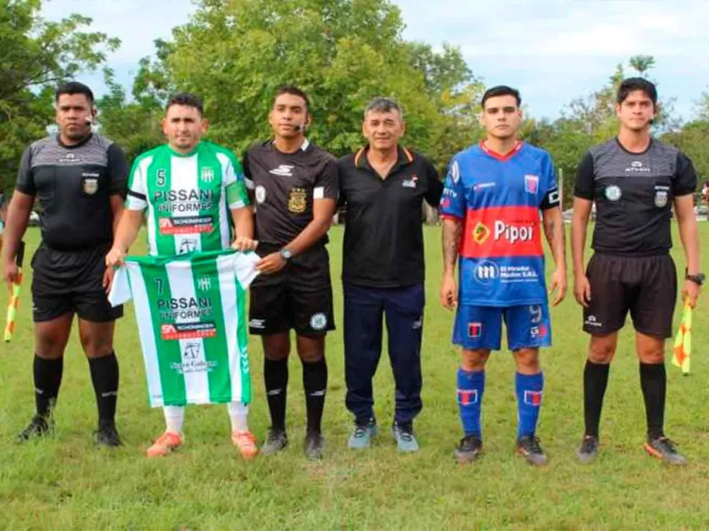 Árbitros junto a capitanes