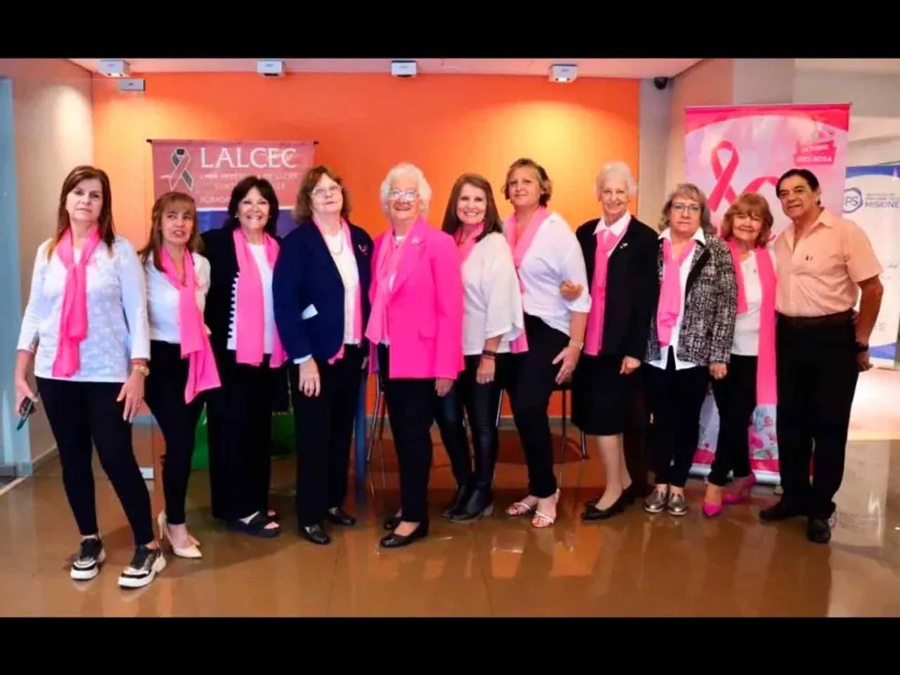 Rosaura Sfeir junto a su equipo