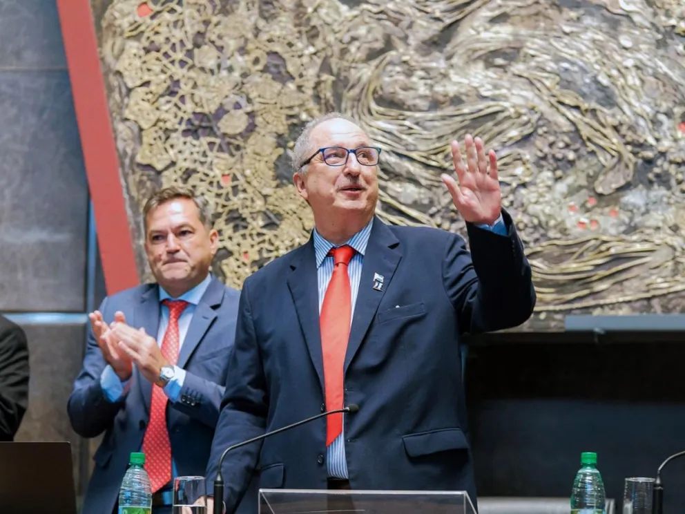 Hugo Passalacqua al finalizar su discurso en la Legislatura