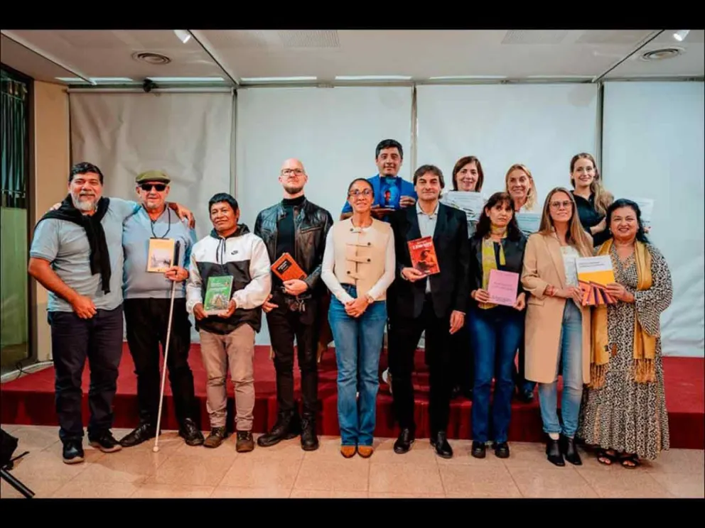 Joselo Schuap junto a  autores seleccionados