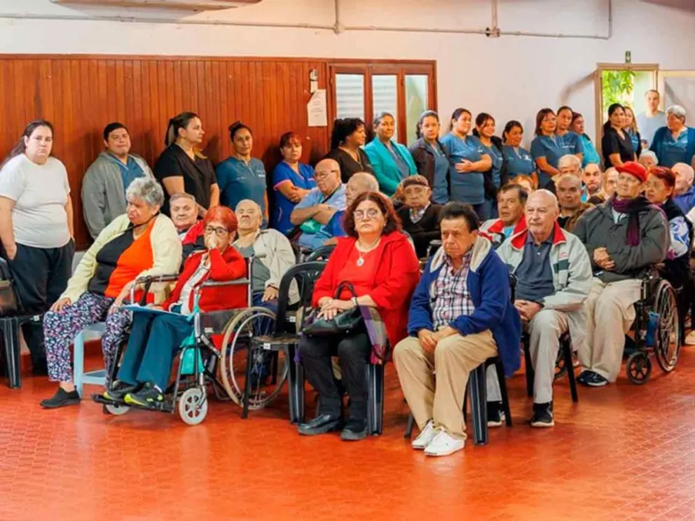 Autoridades, personal, pacientes y familiares, presentes