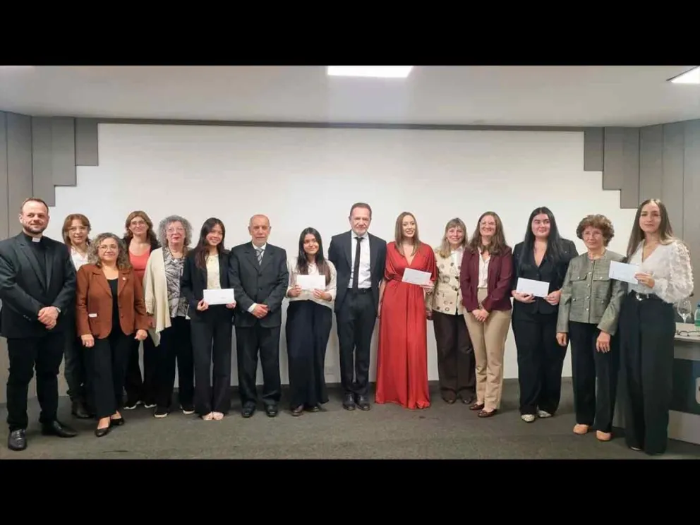 En la foto, la entrega de becas del 2025