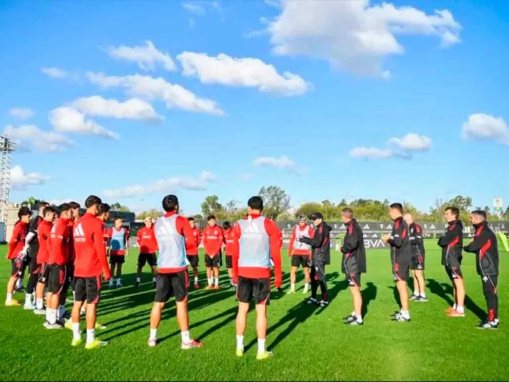 Chacho Coudet y el  plantel, en el entrenamiento