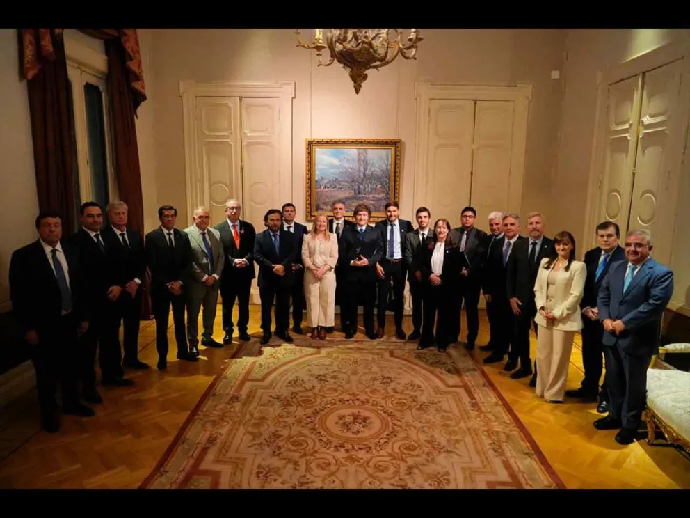Javier Milei junto a su gabinete de ministros