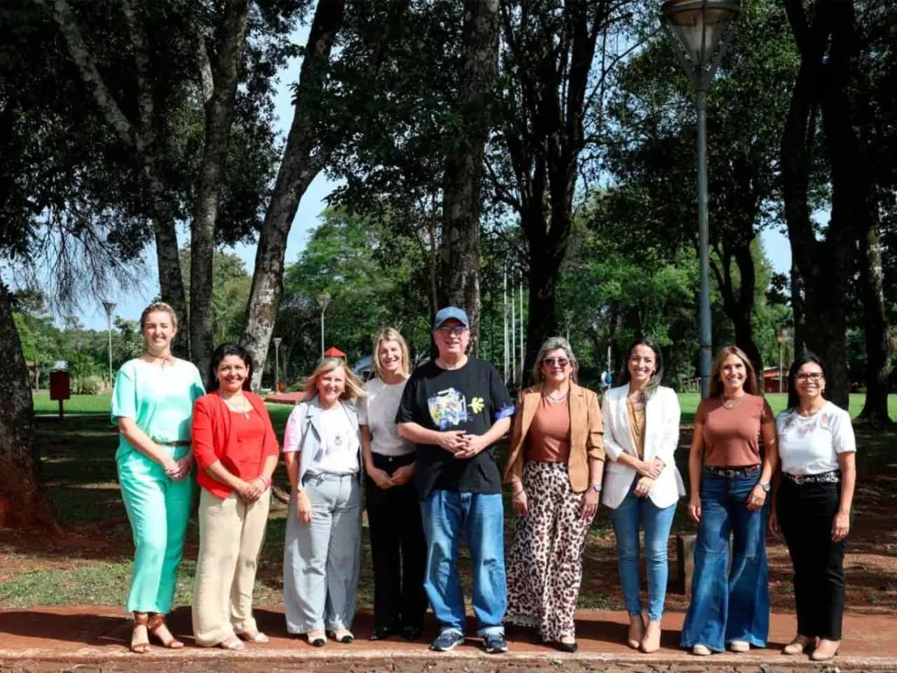 Passalacqua junto a las ocho jefas comunales