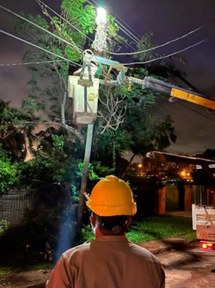 Cuadrillas técnica trabajando bajo la lluvia