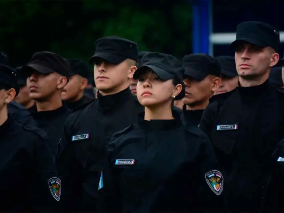 A las 16:45 , en la Plaza de Armas de la sede Policía