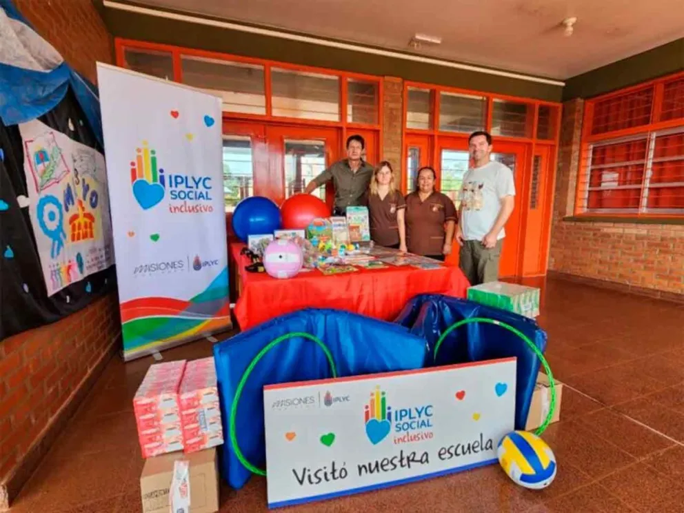 Héctor Rojas Decut encabezó la entrega de los materiales