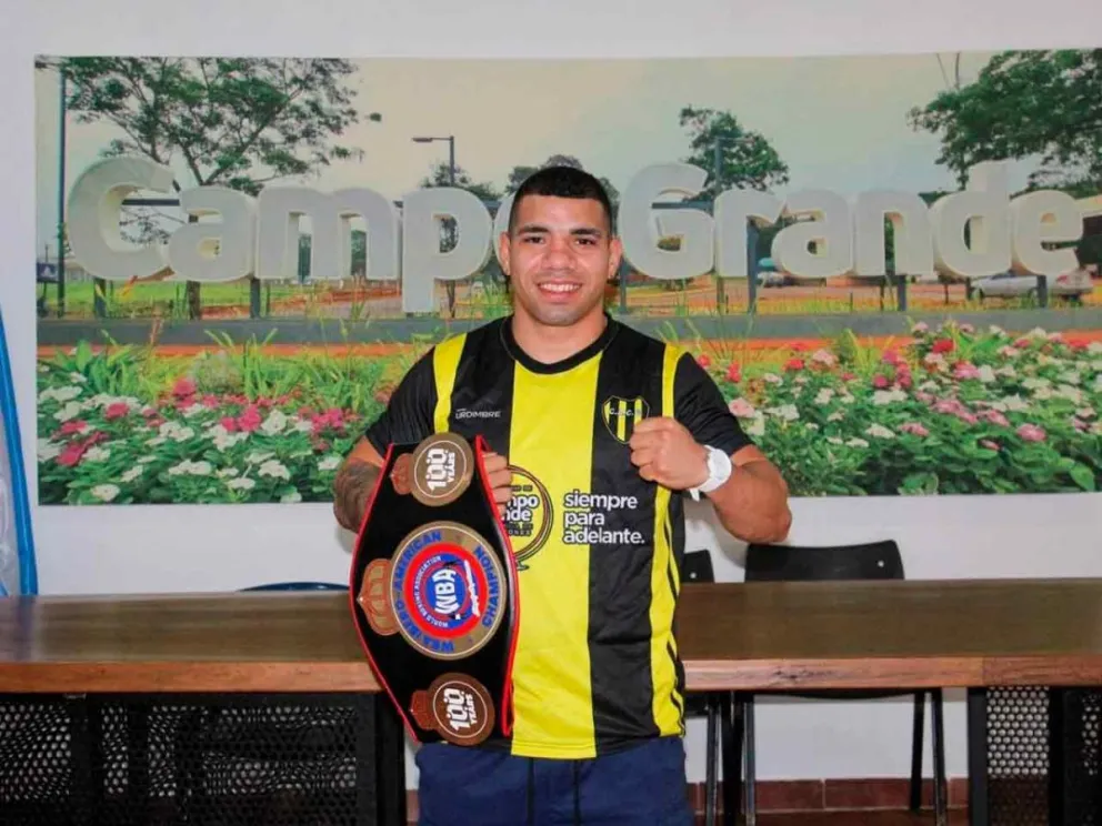 El boxeador misionero posando con su cinturón