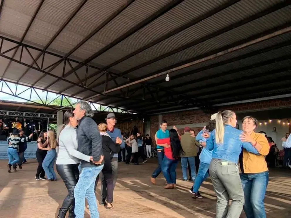 Una multitud colmó el salón comunitario