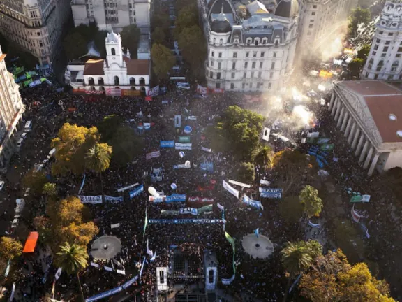 Masiva Marcha Federal Universitaria en Plaza de Mayo contra el ajuste y ...