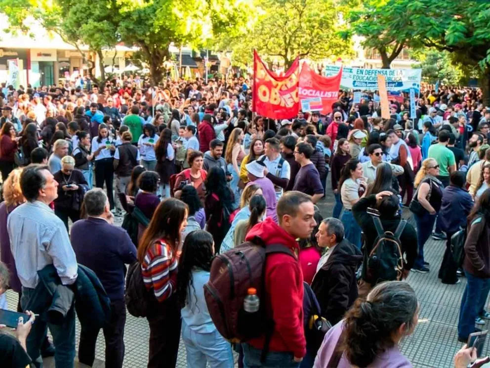 Multitudinaria convocatoria en la Plaza 9 de Julio