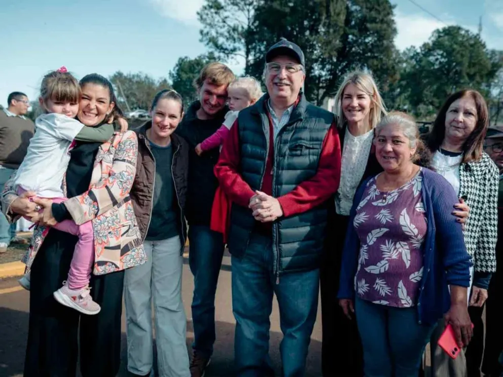  Hugo Passalacqua y Celia Smiak junto a vecinos en celebración