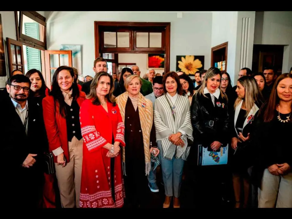 Autoridades presentes en el acto del 215º aniversario
