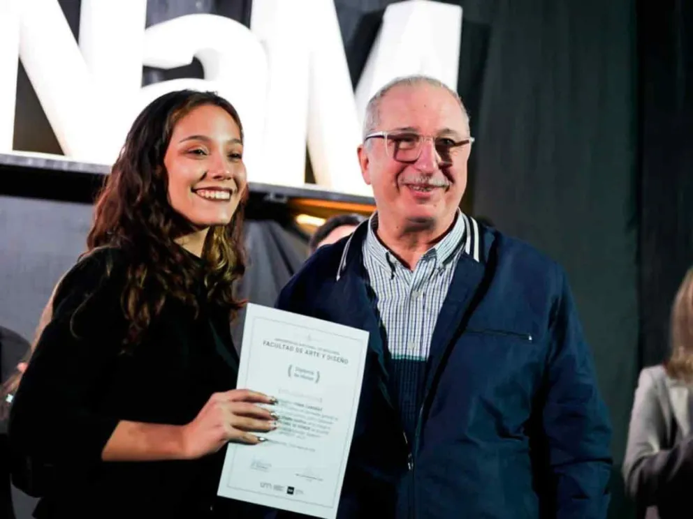 El Gobernador entregó juntoi a una egresada