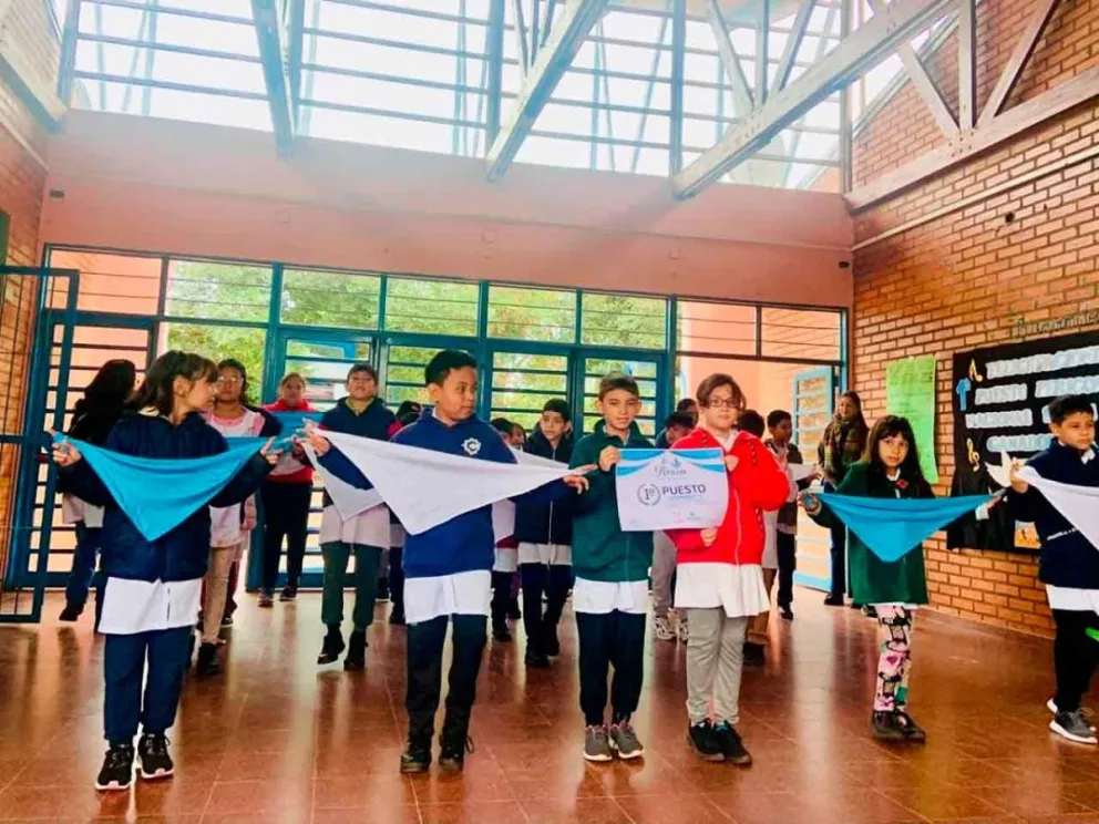 Los alumnos de 4º y 5º grados exhiben su premio