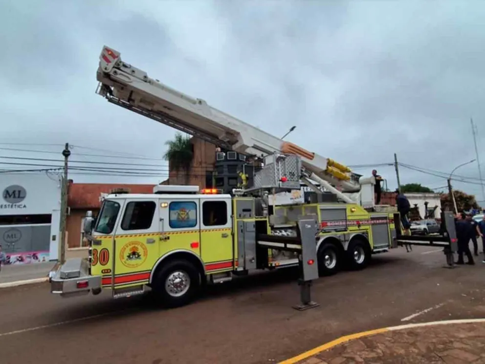 Autobomba con escalera hidráulica E- One
