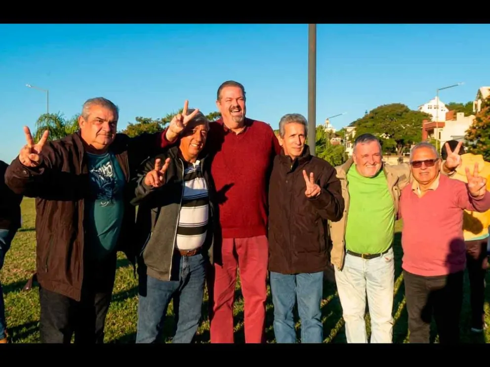Christian Humada junto a seguidores del partido