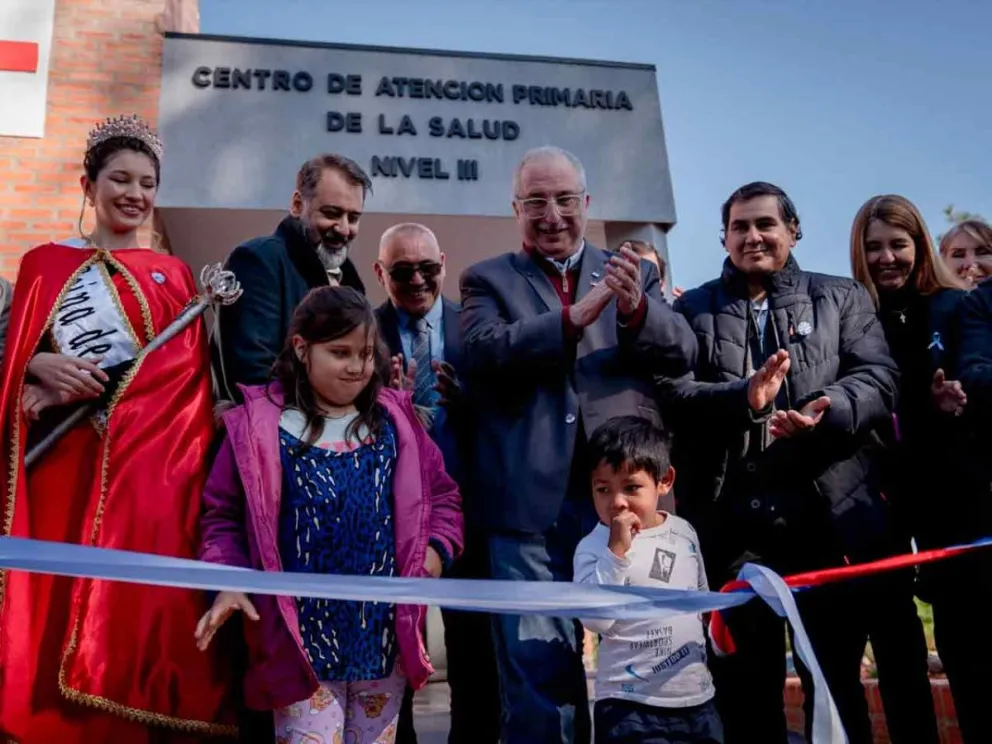 Corte de cinta inaugural del CAPS de la localidad