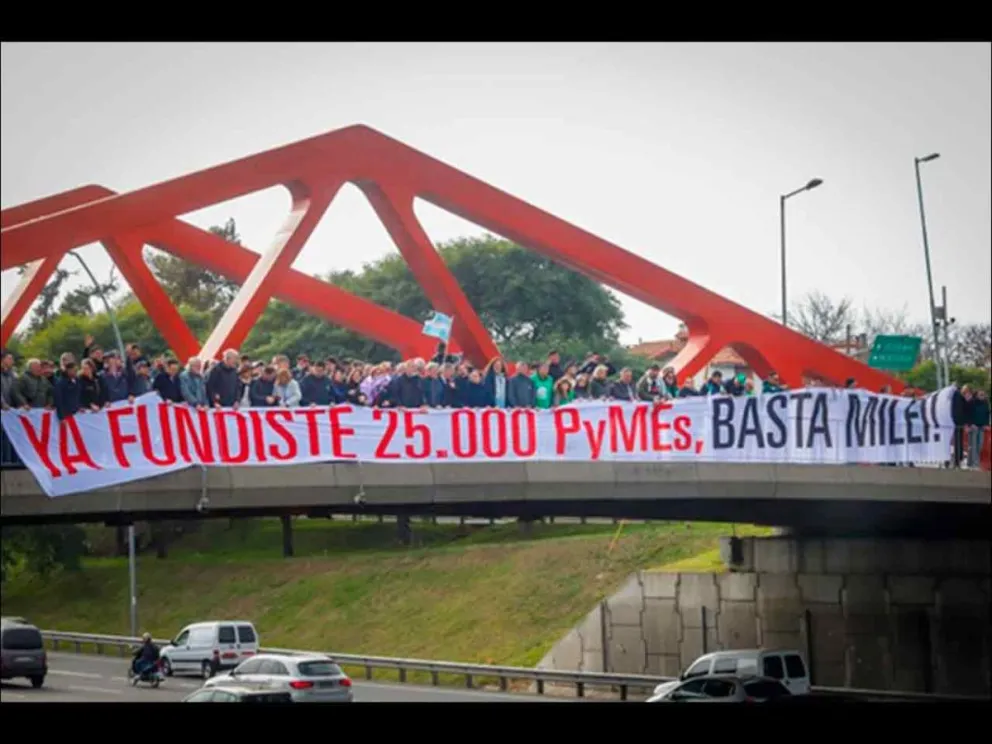 Mayor tensión: al deplegar la bandera de denuncia