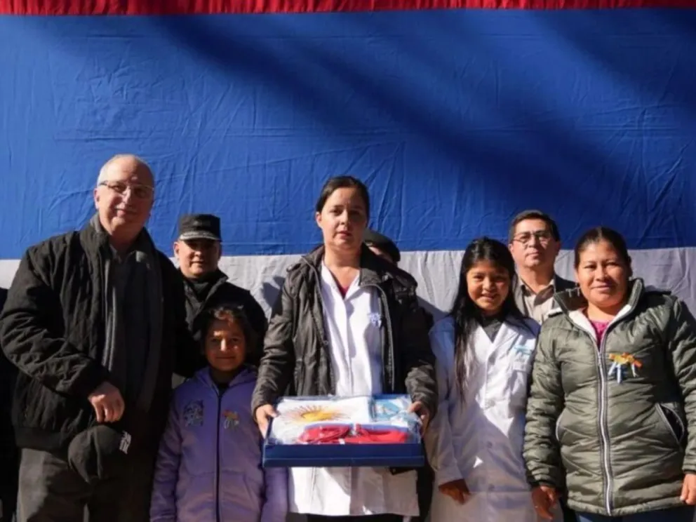 Entrega de banderas de ceremonia al Aula Satélite 5 mbya guaraní