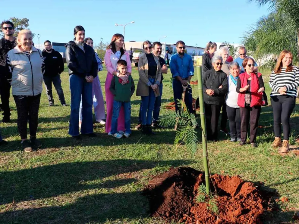 Vecinos de Itaembé Guazú, en la Plaza “Gurises” 