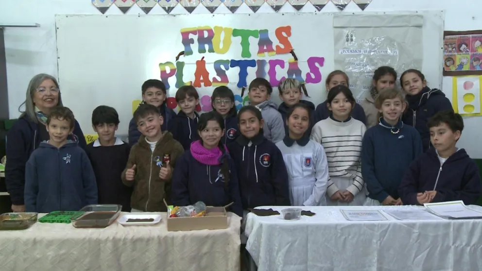 Mónica Marzullo, maestra de 4º A junto a sus estudiantes 