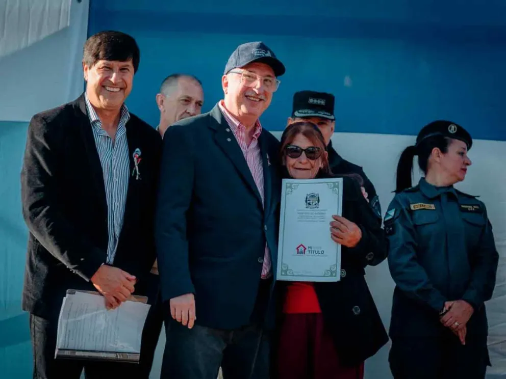 Huga Passalacqua entregando título de propiedad 