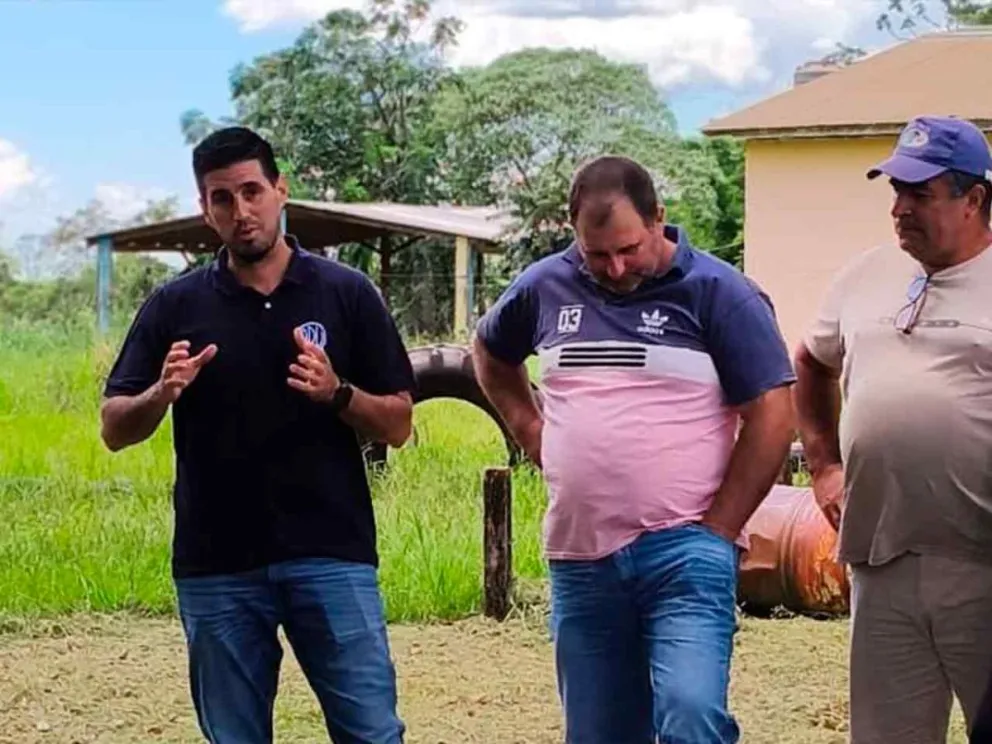 Nicolás Mazal Bazán junto a técnicos viales