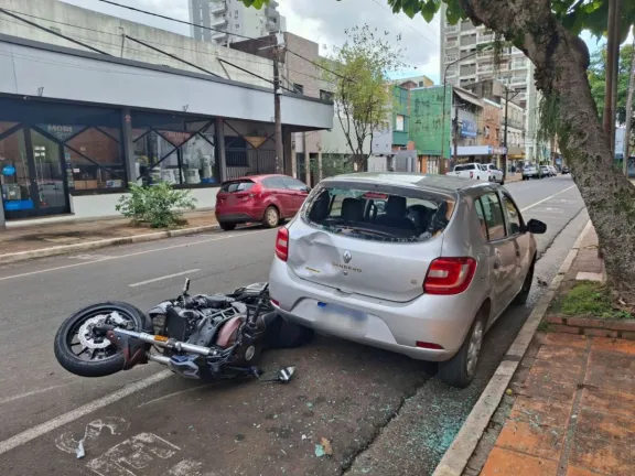 Choque entre un auto y una moto dejó un joven herido en Posadas ...