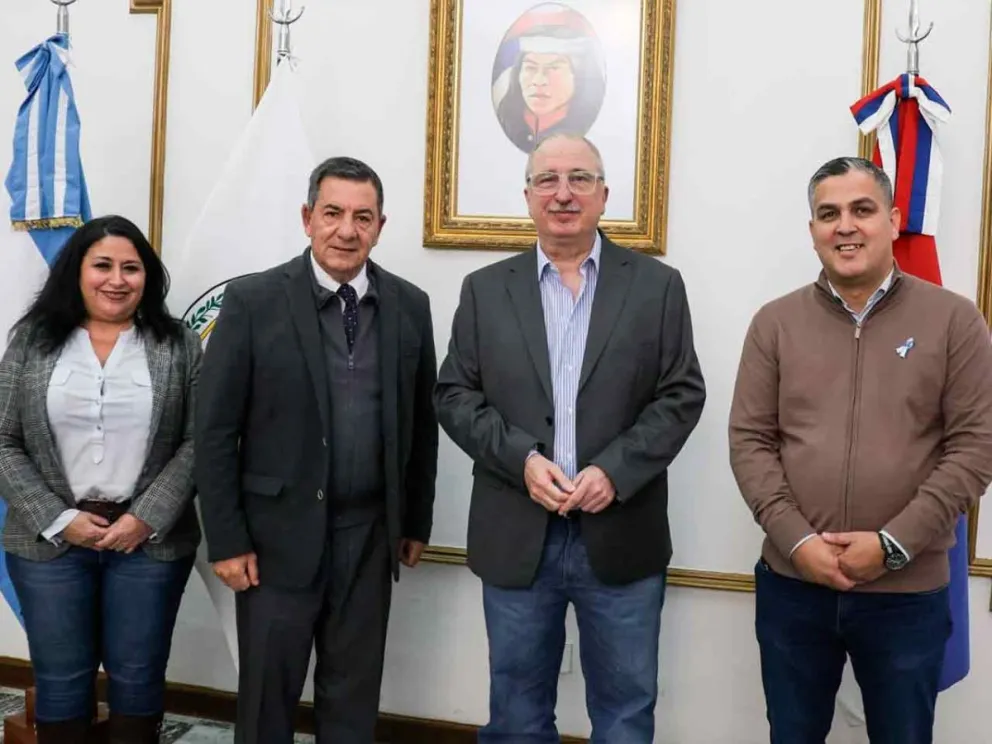 Hugo Passalacqua junto a Luciano Bongana y funcionarios