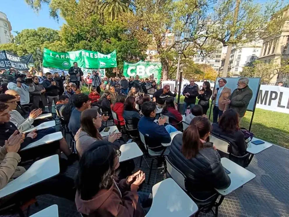 Frente al Palacio de Tribunales